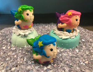 Bath Bomb with mermaid squirt toy 